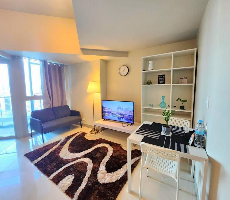 Apartment Bgc Spacious 1br Uptown Parksuites With Balcony View