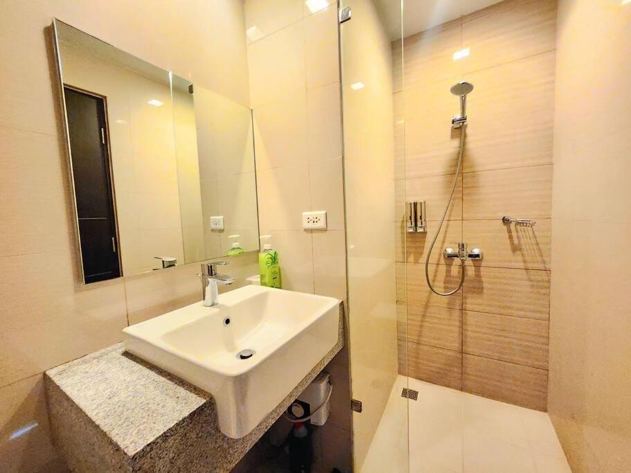 Bgc Spacious 1br Uptown Parksuites With Balcony View *