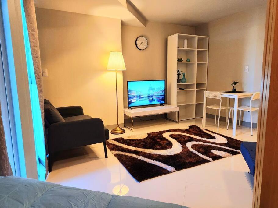 Bgc Spacious 1br Uptown Parksuites With Balcony View Apartment Manila