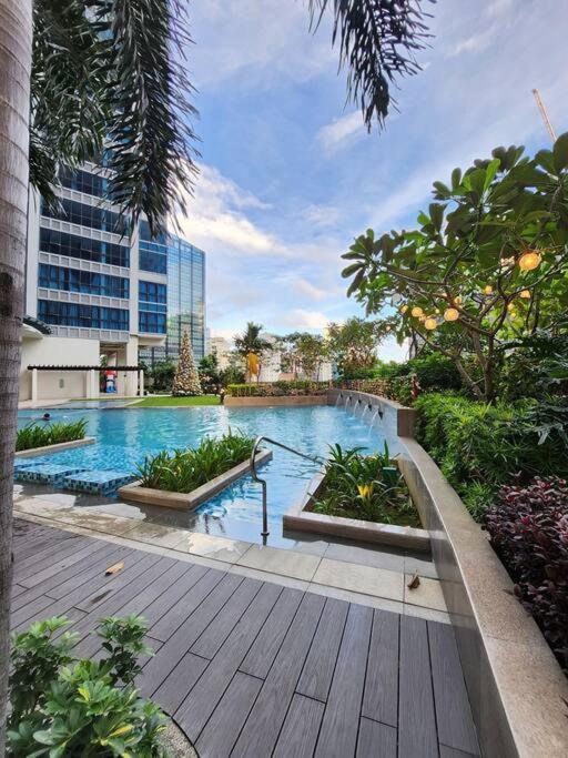 Bgc Spacious 1br Uptown Parksuites With Balcony View Apartment