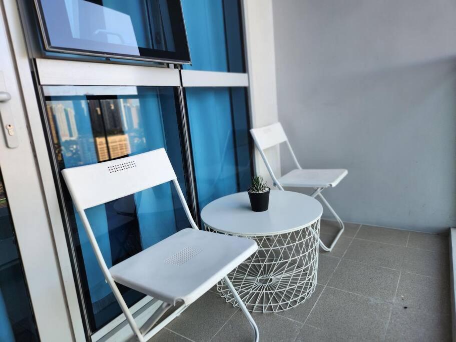 Bgc Spacious 1br Uptown Parksuites With Balcony View *