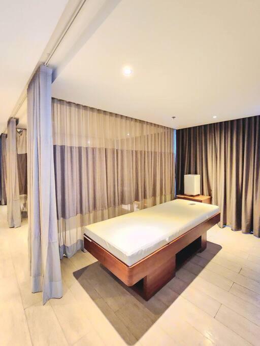 Bgc Spacious 1br Uptown Parksuites With Balcony View Apartment *