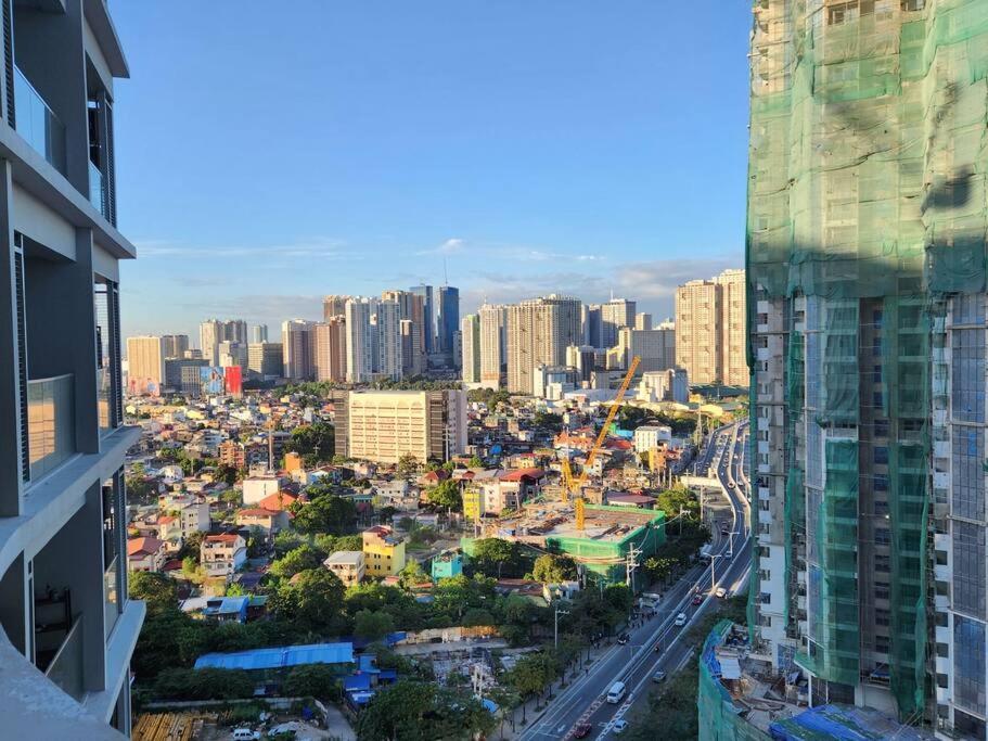 Apartment Bgc Spacious 1br Uptown Parksuites With Balcony View