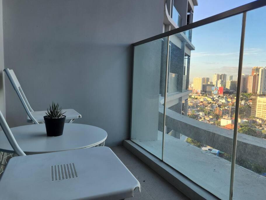 Apartment Bgc Spacious 1br Uptown Parksuites With Balcony View Manila