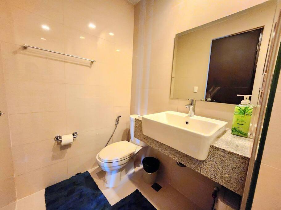 Apartment Bgc Spacious 1br Uptown Parksuites With Balcony View