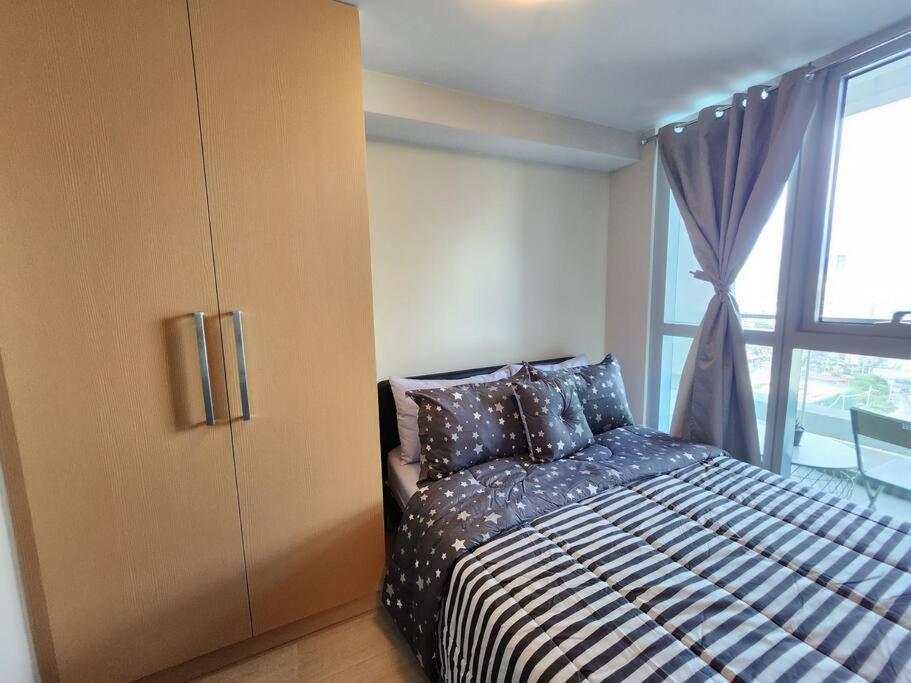 Bgc Spacious 1br Uptown Parksuites With Balcony View *