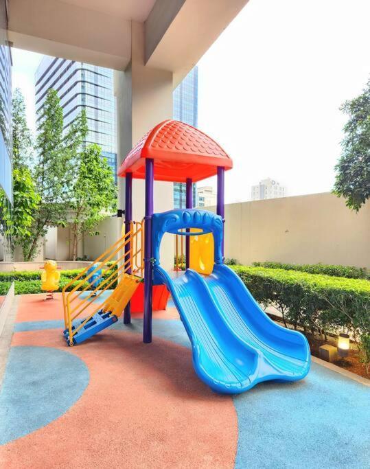 Bgc Spacious 1br Uptown Parksuites With Balcony View Apartment *