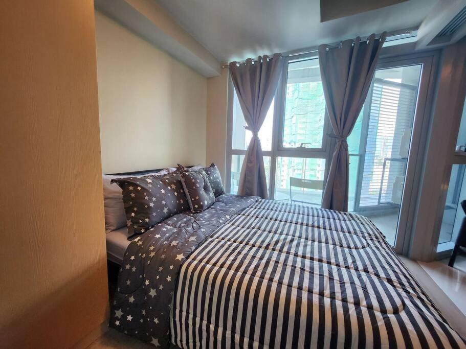 Bgc Spacious 1br Uptown Parksuites With Balcony View *