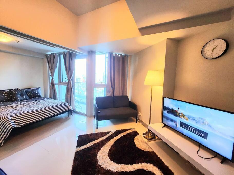 Bgc Spacious 1br Uptown Parksuites With Balcony View Apartment