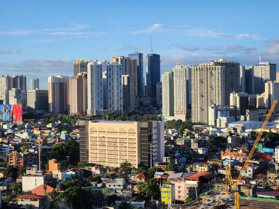 Apartment Bgc Spacious 1br Uptown Parksuites With Balcony View