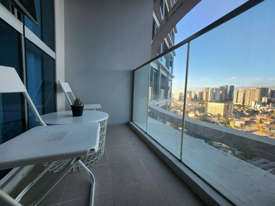 Apartment Bgc Spacious 1br Uptown Parksuites With Balcony View