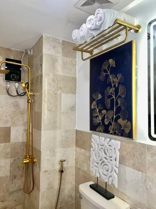 Near Airport Okada Moa W/ 60 Inch Smart Tv Apartment *
