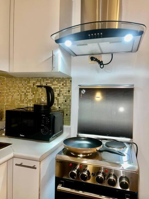 Near Airport Okada Moa W/ 60 Inch Smart Tv Apartment Manila