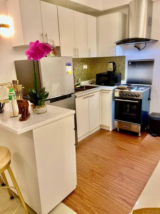 Apartment Near Airport Okada Moa W/ 60 Inch Smart Tv Manila