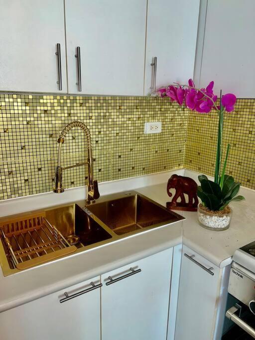 Near Airport Okada Moa W/ 60 Inch Smart Tv Apartment Manila