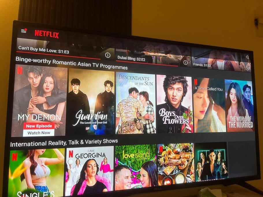 Near Airport Okada Moa W/ 60 Inch Smart Tv * Manila