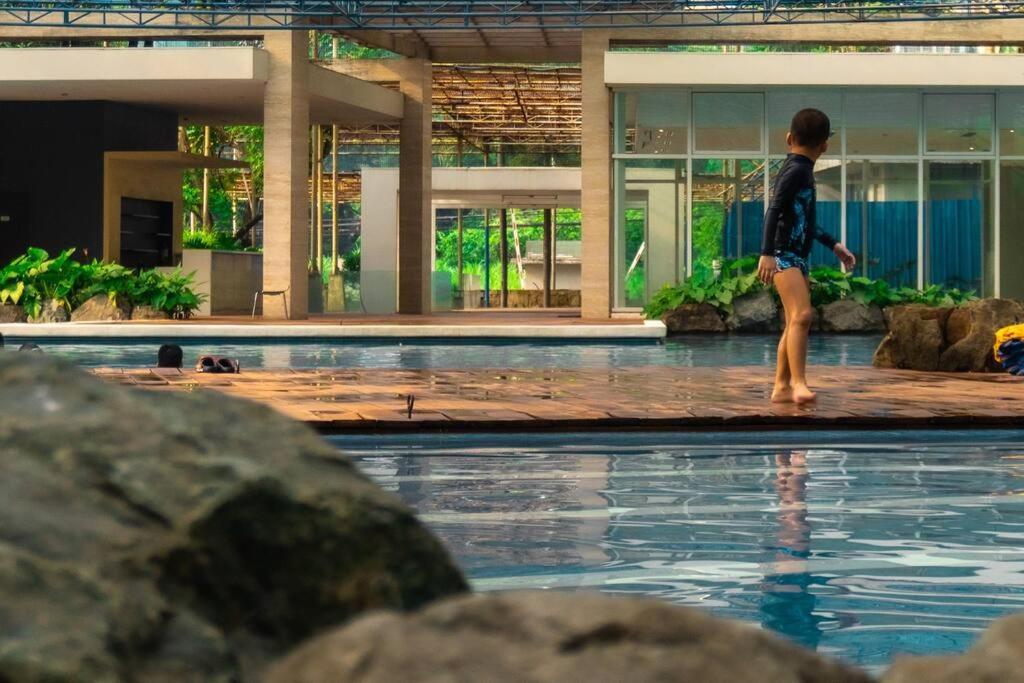 Luxury In Pasig Fastwifipoolsmartlock Apartamento Manila