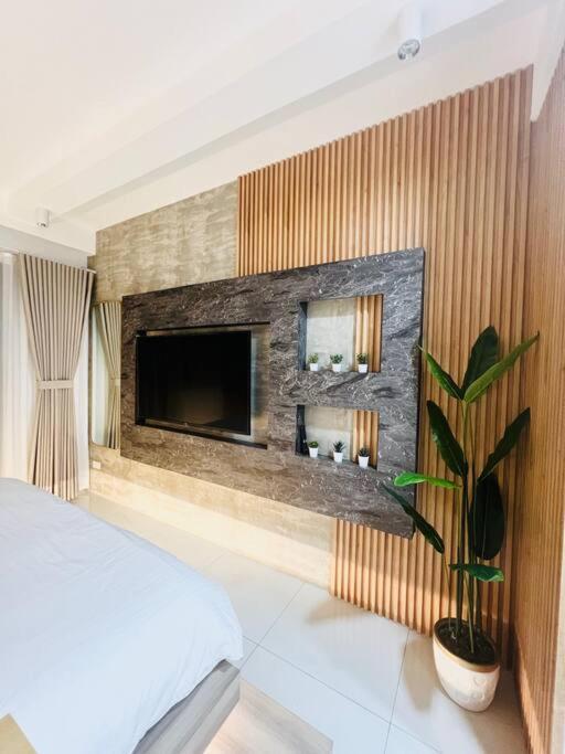Apartment Muji-inspired Condotel At Shore 2 Wifi & Netflix Manila