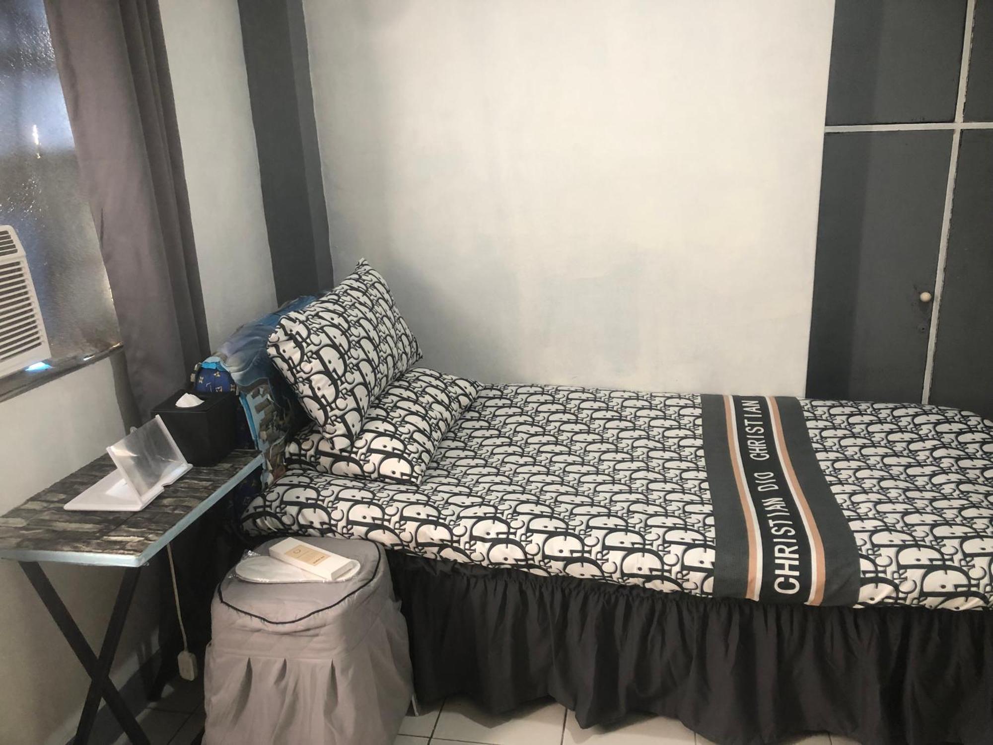 Budget Staycation Johnfonz Building Aircondition Homestay