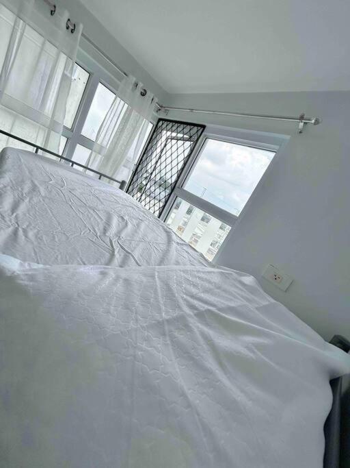 Budget 2 Bedroom With Free Parking Near Naia *