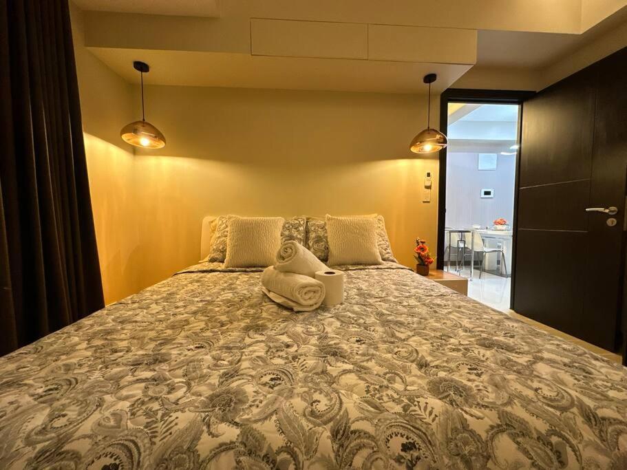 Executive With Balcony & Malls At Uptown Bgc Apartment *