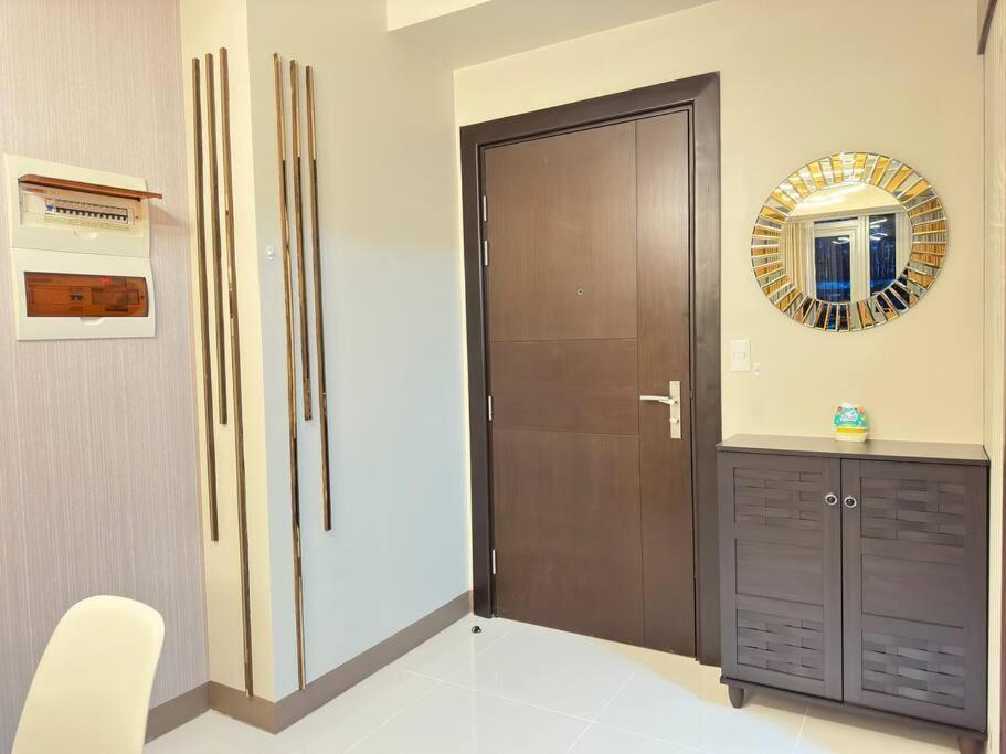 Apartment Executive With Balcony & Malls At Uptown Bgc *