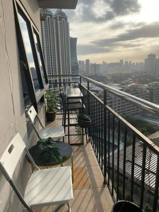 180 Degree View In Ortigas Apartment *