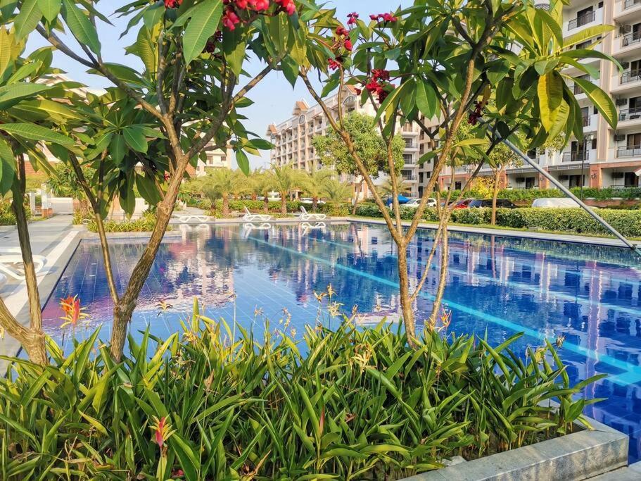 Apartment 2-bedroom With Balcony In A Setting - H Ivory *