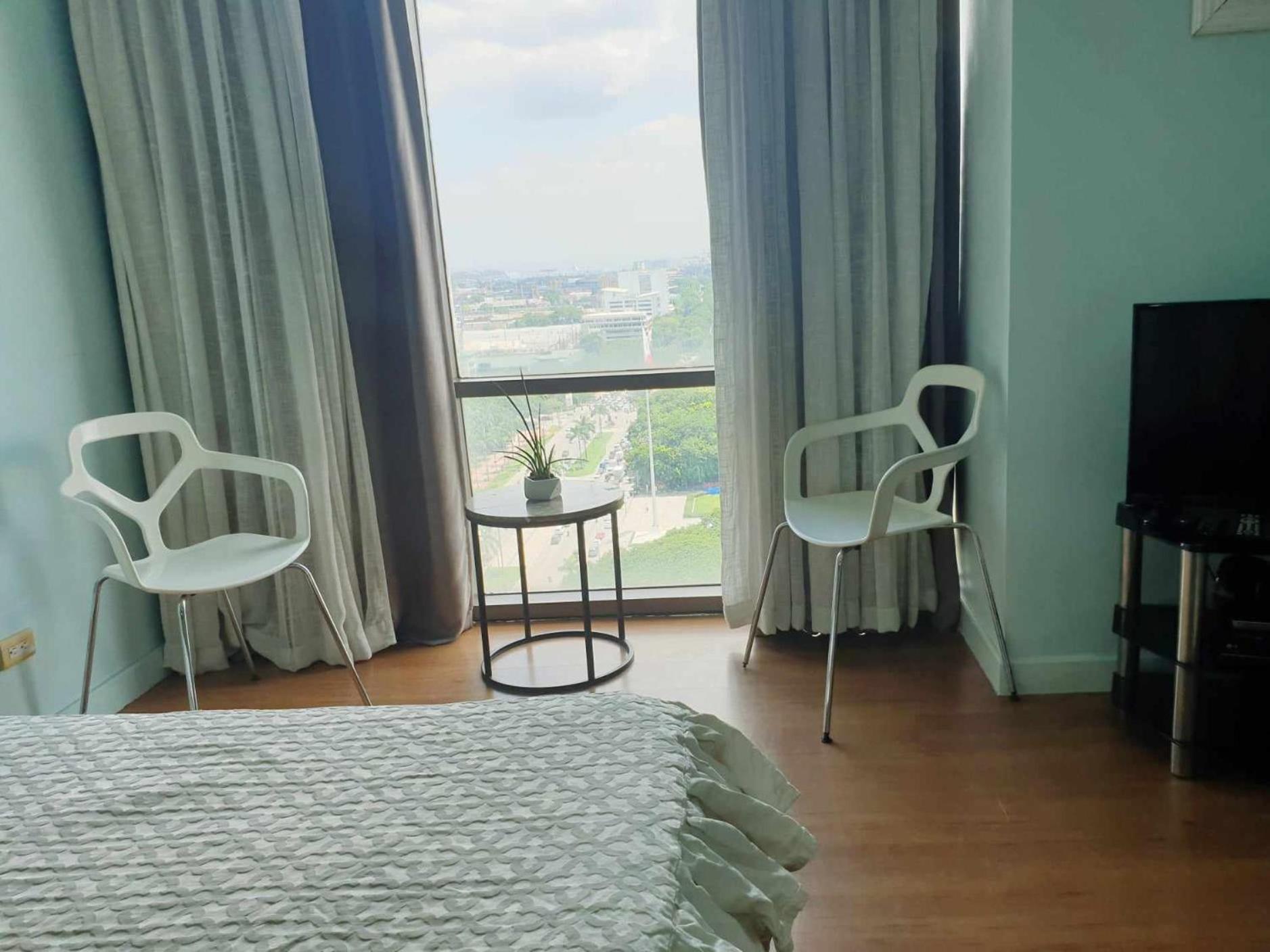 Eton Baypark Unit By Tripleview * Manila