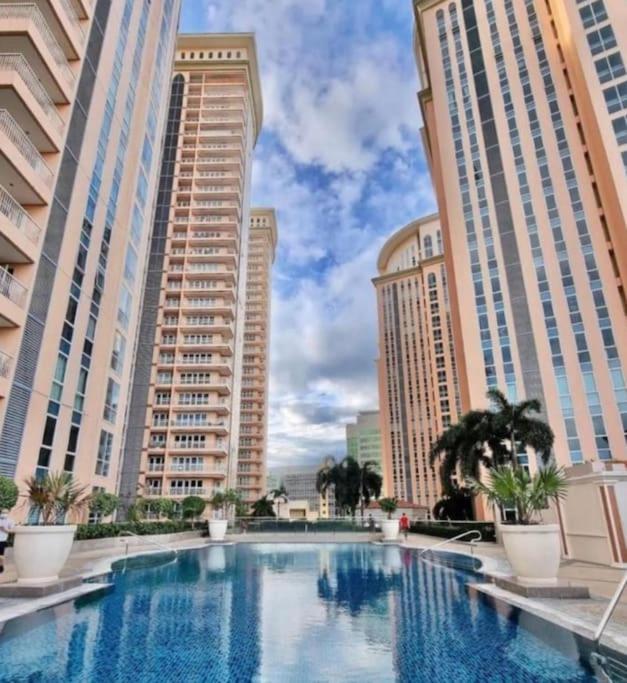 Luxury Designer In Bgc Apartment