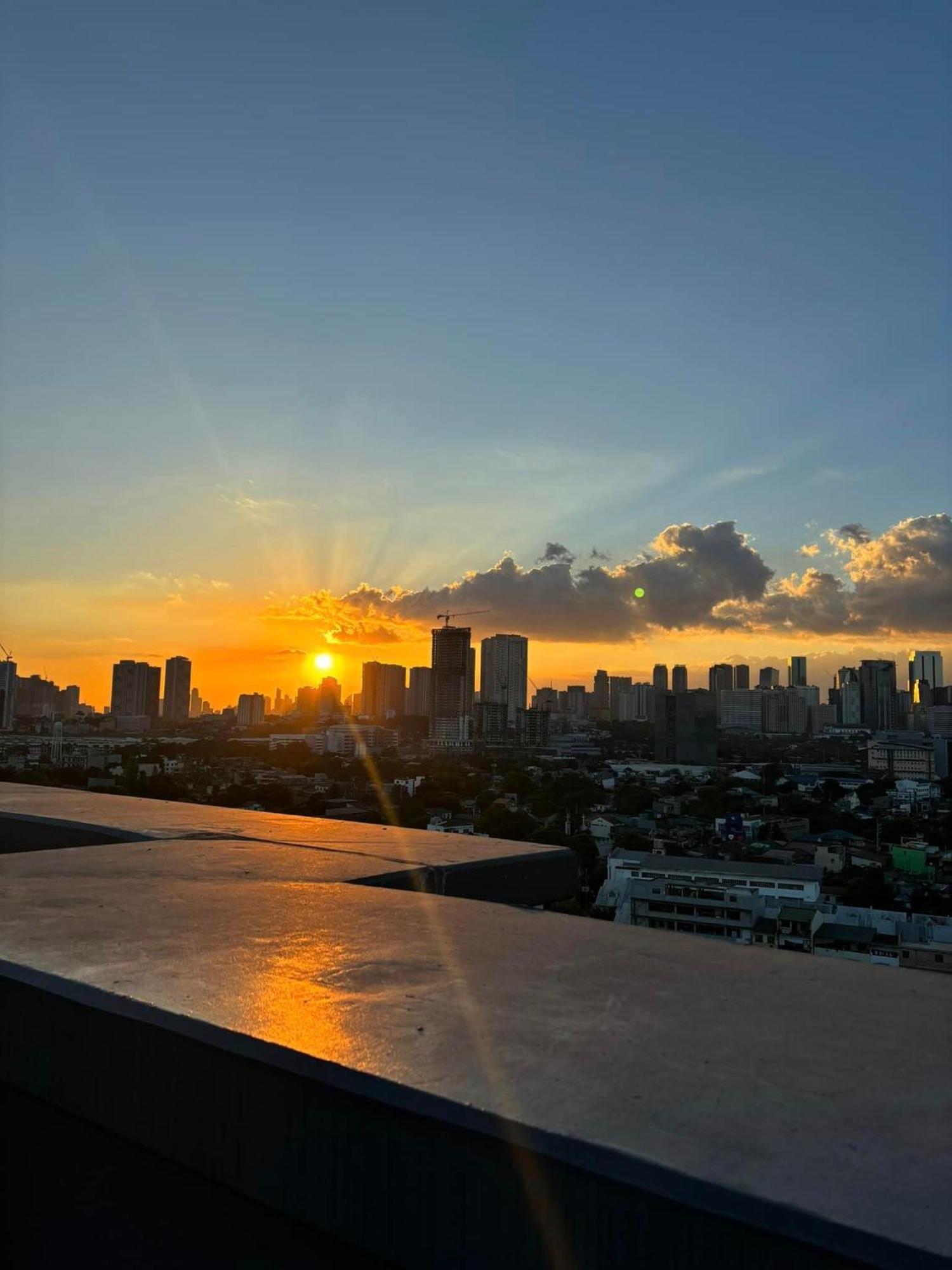 Condotel In Pasig - Hampton Gardens Manila
