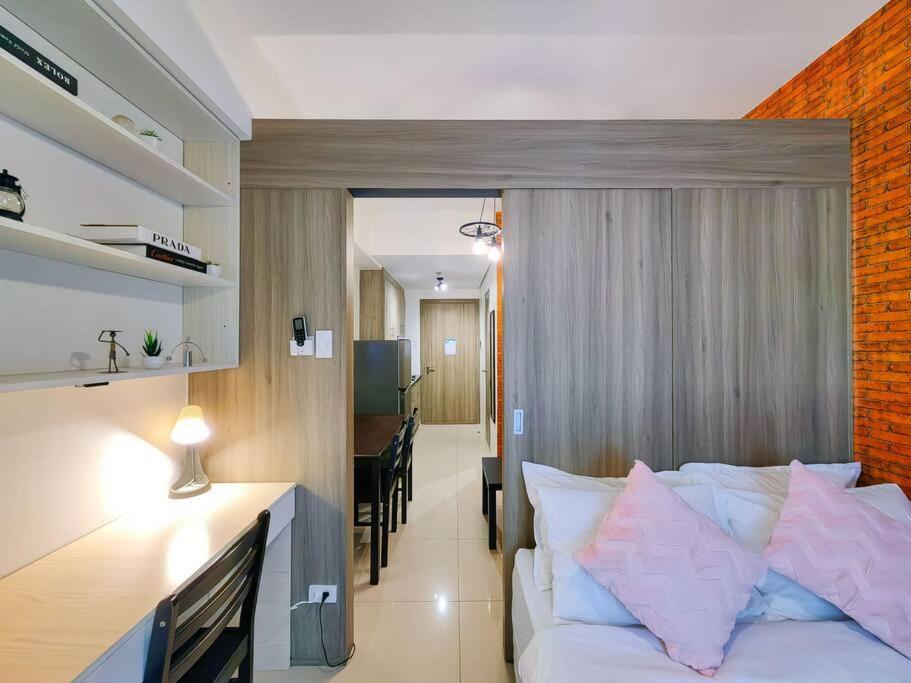 1br Unit Condotel W Balcony Fame Residences -fm04