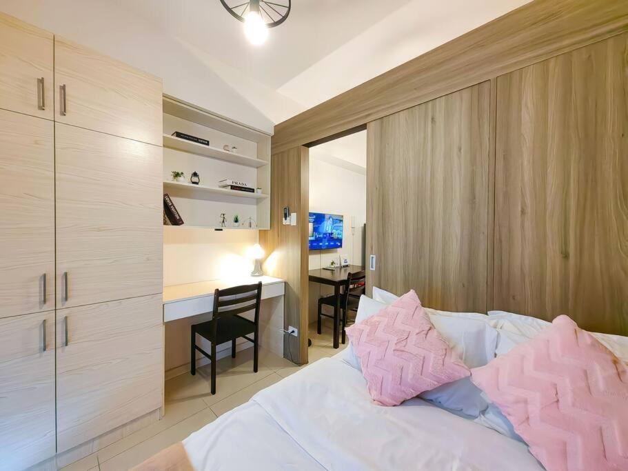 1br Unit Condotel W Balcony Fame Residences -fm04 * Manila