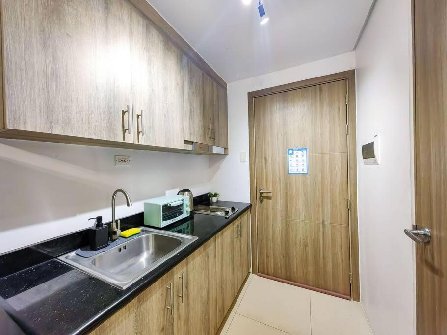 1br Unit Condotel W Balcony Fame Residences -fm04 Apartment Manila