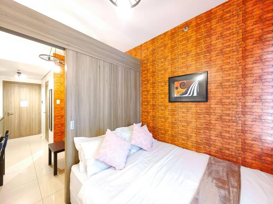 1br Unit Condotel W Balcony Fame Residences -fm04 * Manila