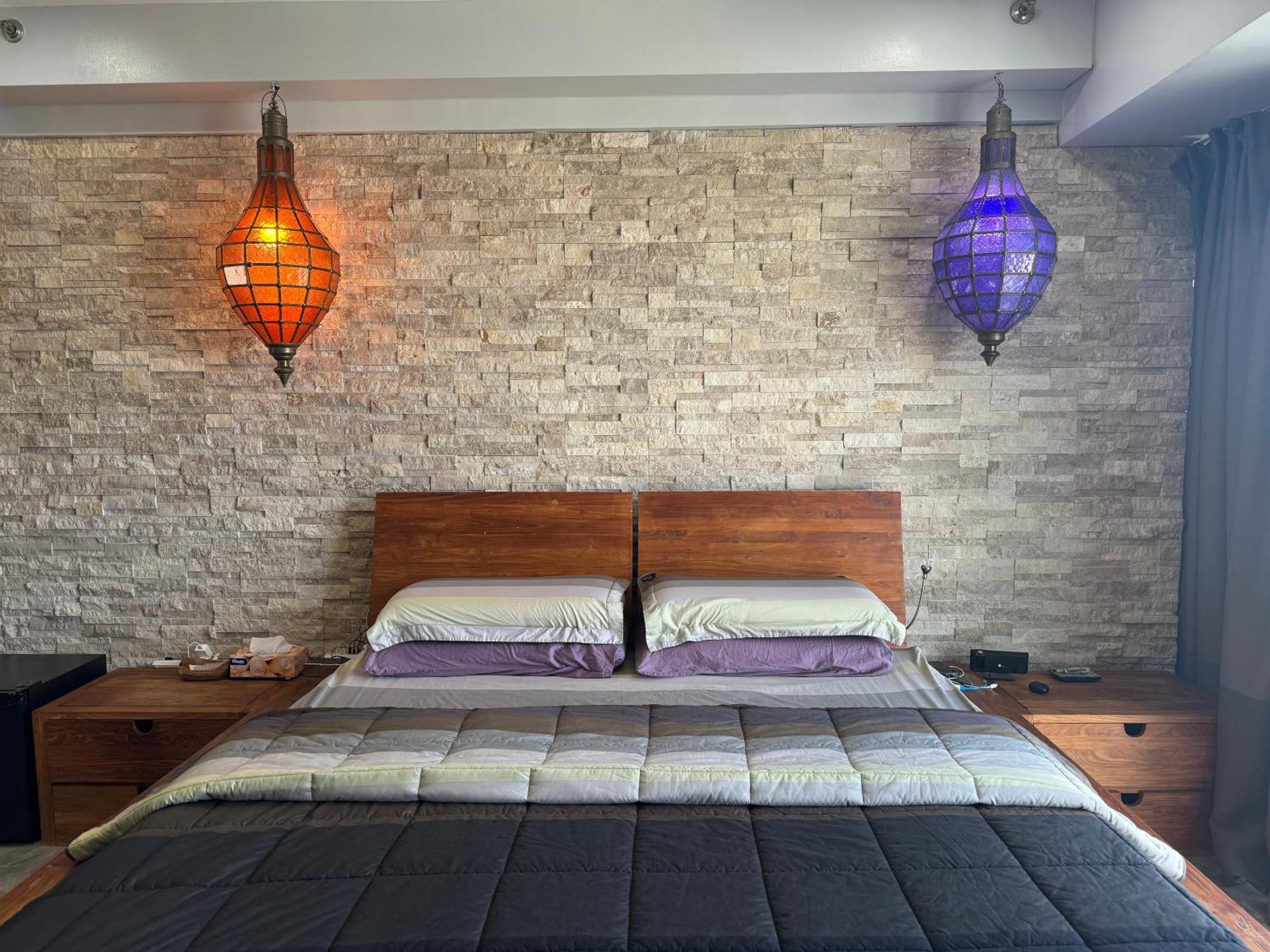 Apartment Lower Penthouse With Balcony & Cityviews In Makati *
