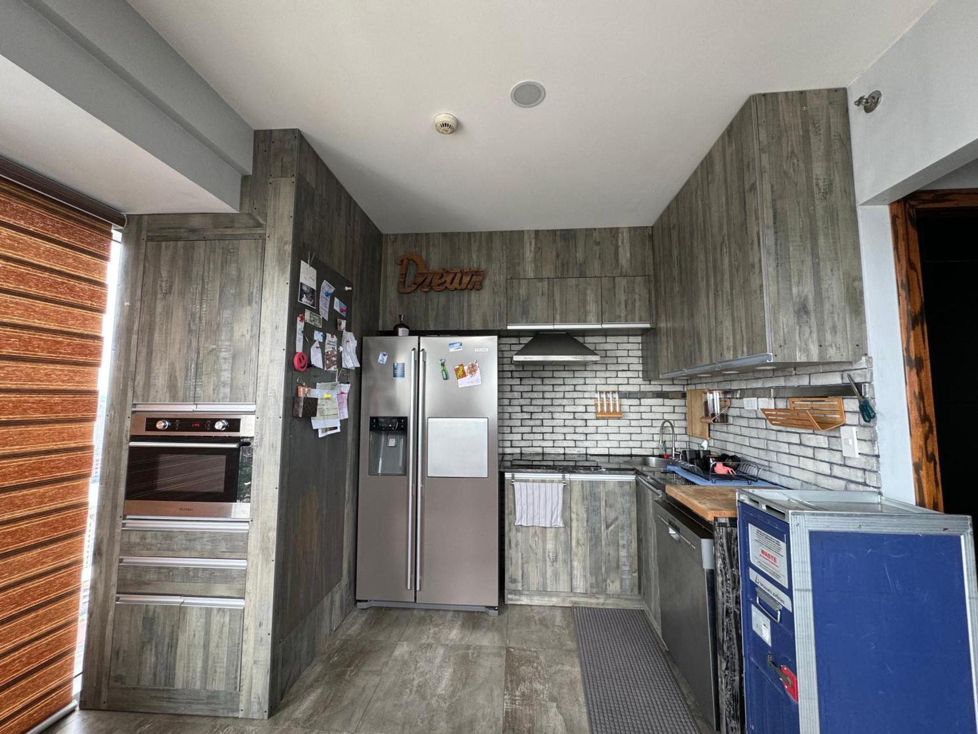 Lower Penthouse With Balcony & Cityviews In Makati Apartment *