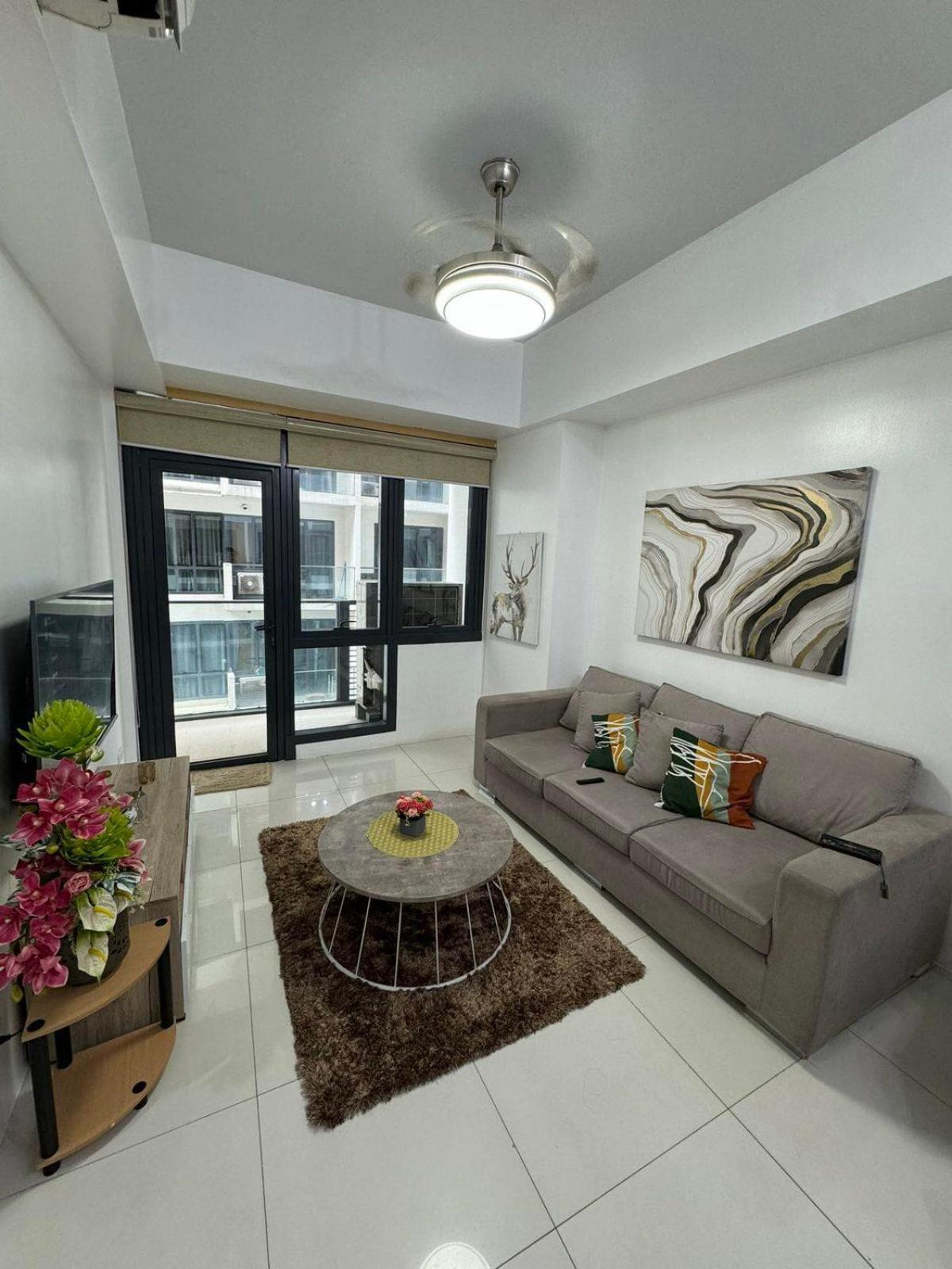 Blissful 3 Bedroom Family Unit In Bgc The Florence * Manila