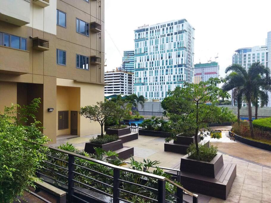 Cubao Manhattan Plaza Residential T139g - Huge With Pool, Kitchen & Balcony, Walk Distance To Araneta Coliseum Lrt Mrt Malls In Cubao Quezon - Staycations By Sms Apartment