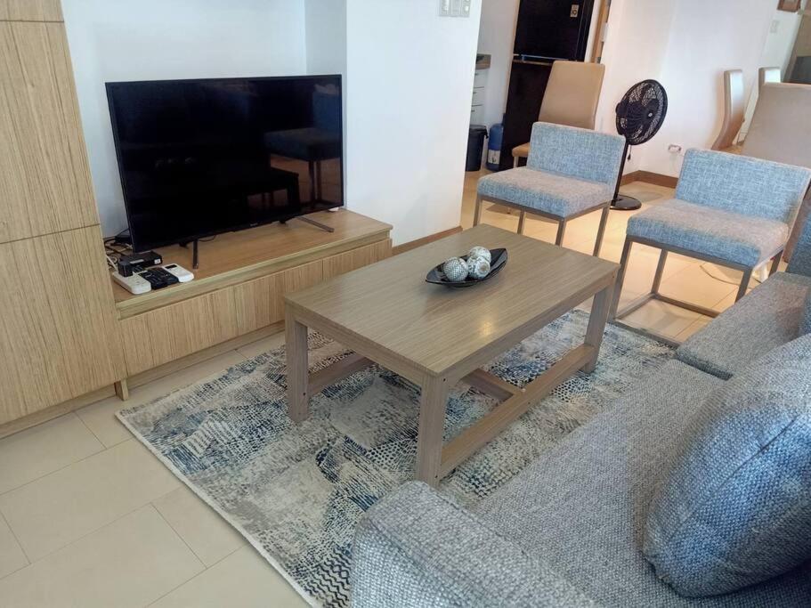 Lovely 2-br With Patio At Bgc * Manila