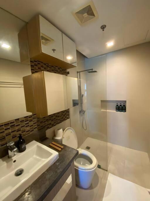 Lovely 2-br With Patio At Bgc Apartment Manila