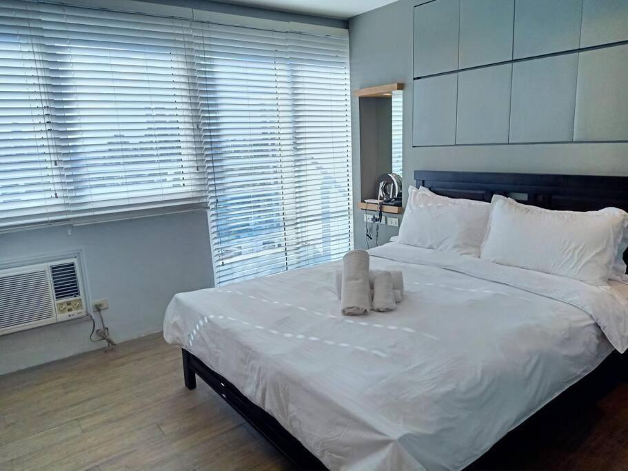 Lovely 2-br With Patio At Bgc