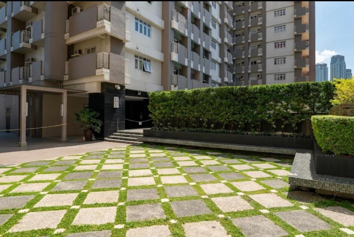 Fully Furnished In Makati Apartment *