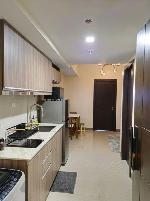 Apartment Modern & New, Work Desk, Fast Internet, Balcony Manila