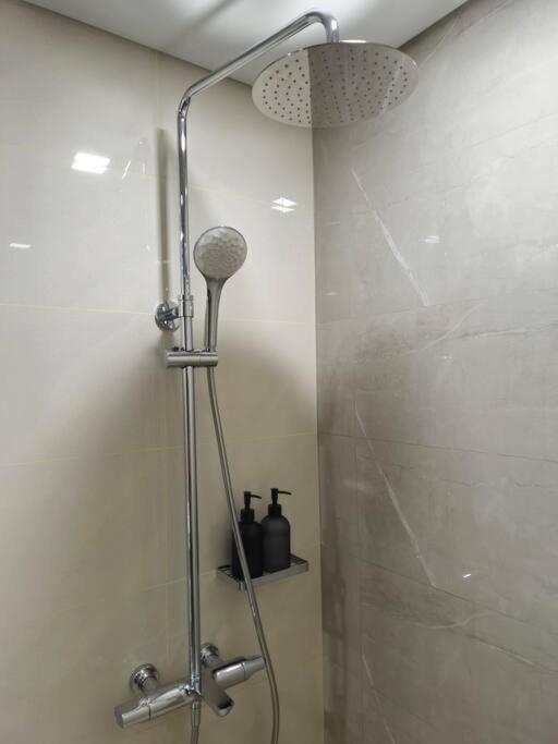Apartment Modern & New, Work Desk, Fast Internet, Balcony *