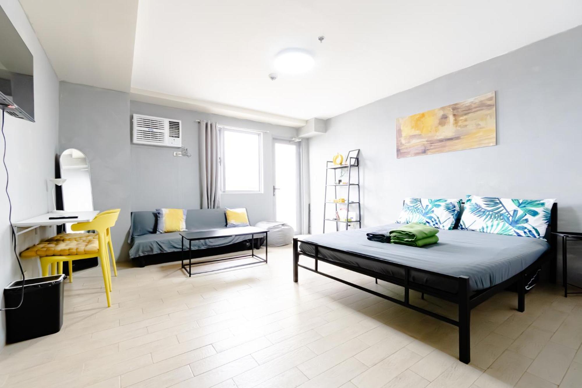 Apartment Cubao Manhattan Plaza Residential T139g - Huge With Pool, Kitchen & Balcony, Walk Distance To Araneta Coliseum Lrt Mrt Malls In Cubao Quezon - Staycations By Sms *