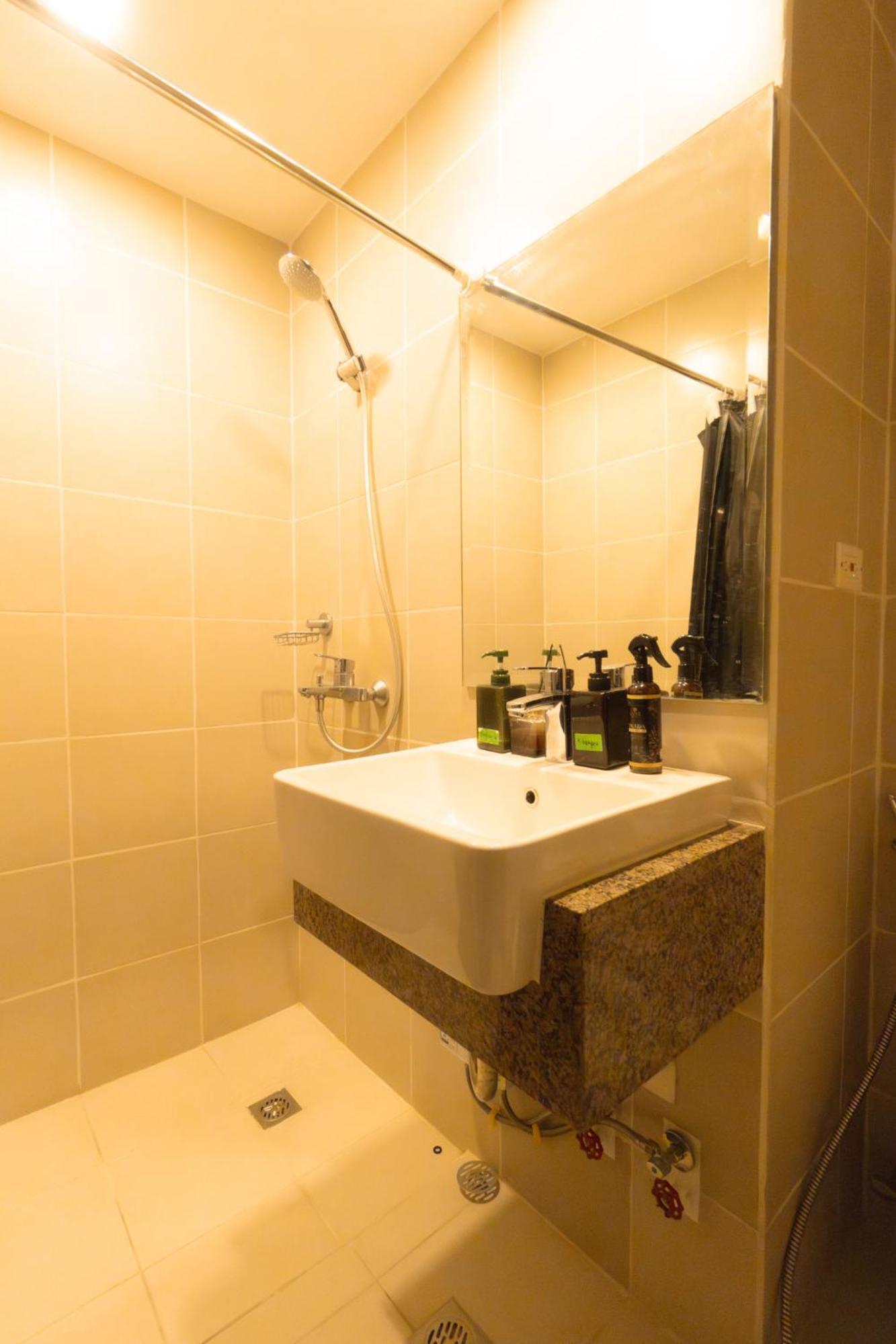 Cubao Manhattan Plaza Residential T139g - Huge With Pool, Kitchen & Balcony, Walk Distance To Araneta Coliseum Lrt Mrt Malls In Cubao Quezon - Staycations By Sms