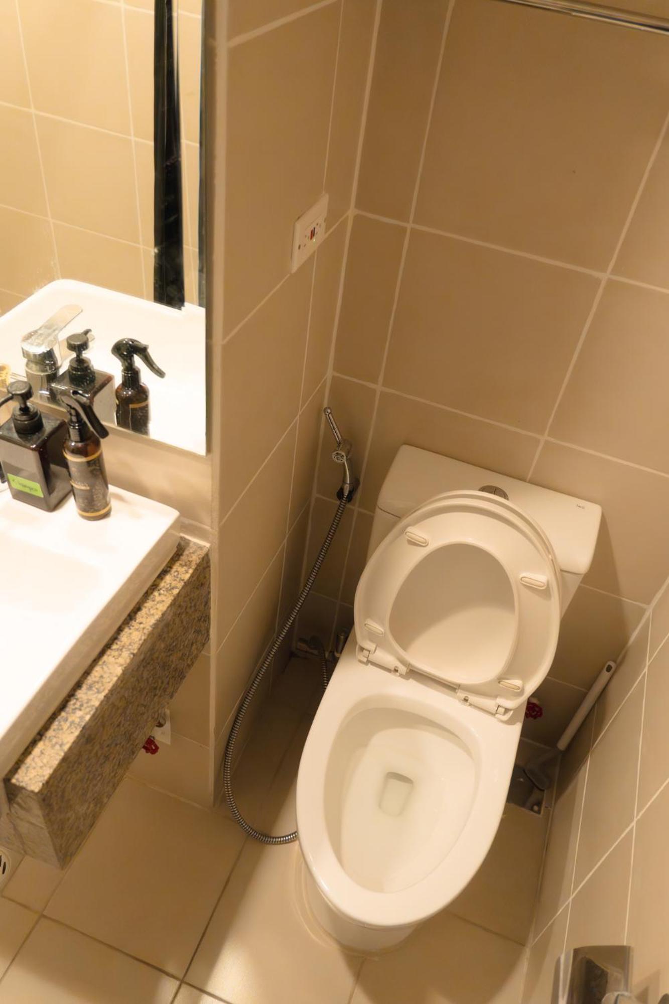 Cubao Manhattan Plaza Residential T139g - Huge With Pool, Kitchen & Balcony, Walk Distance To Araneta Coliseum Lrt Mrt Malls In Cubao Quezon - Staycations By Sms Apartment *