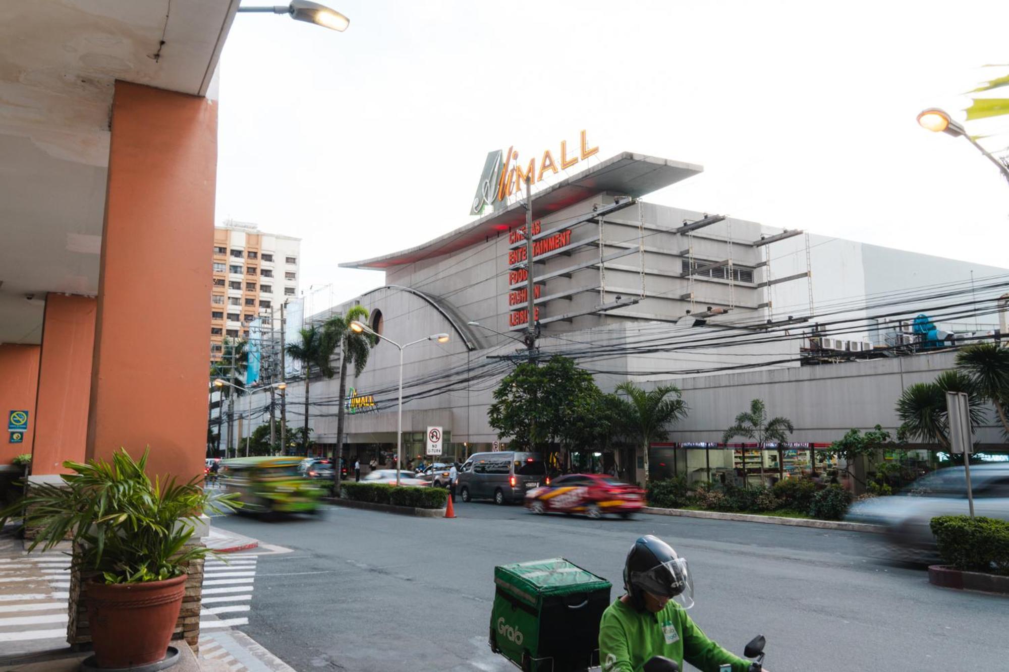 Apartment Cubao Manhattan Plaza Residential T139g - Huge With Pool, Kitchen & Balcony, Walk Distance To Araneta Coliseum Lrt Mrt Malls In Cubao Quezon - Staycations By Sms *