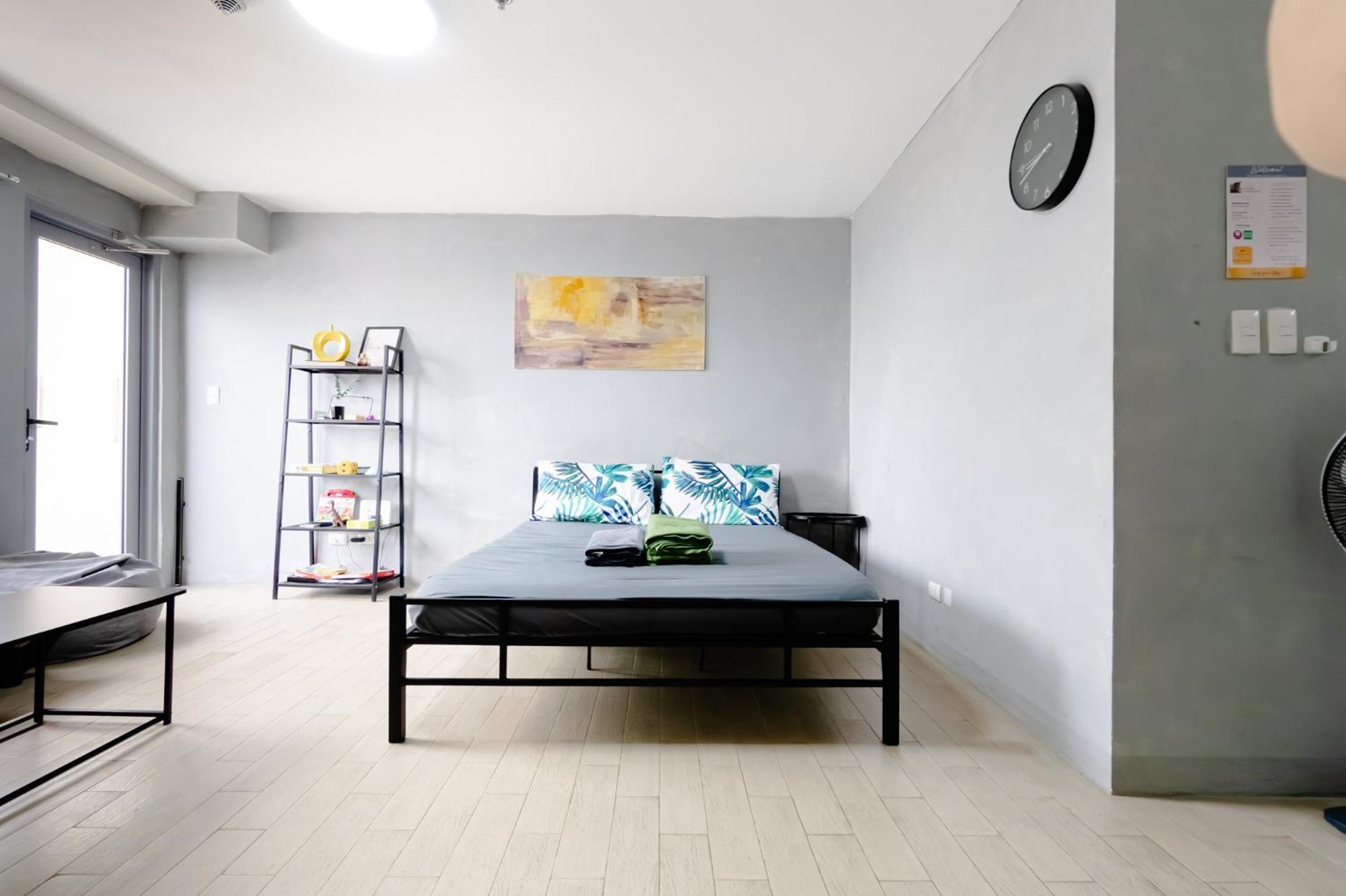 Cubao Manhattan Plaza Residential T139g - Huge With Pool, Kitchen & Balcony, Walk Distance To Araneta Coliseum Lrt Mrt Malls In Cubao Quezon - Staycations By Sms Apartment *